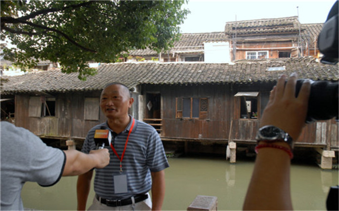 “烏鎮(zhèn)變化很大，越來(lái)越美。這次老年人免費(fèi)游烏鎮(zhèn)活動(dòng)，非常開(kāi)心！”_副本.jpg